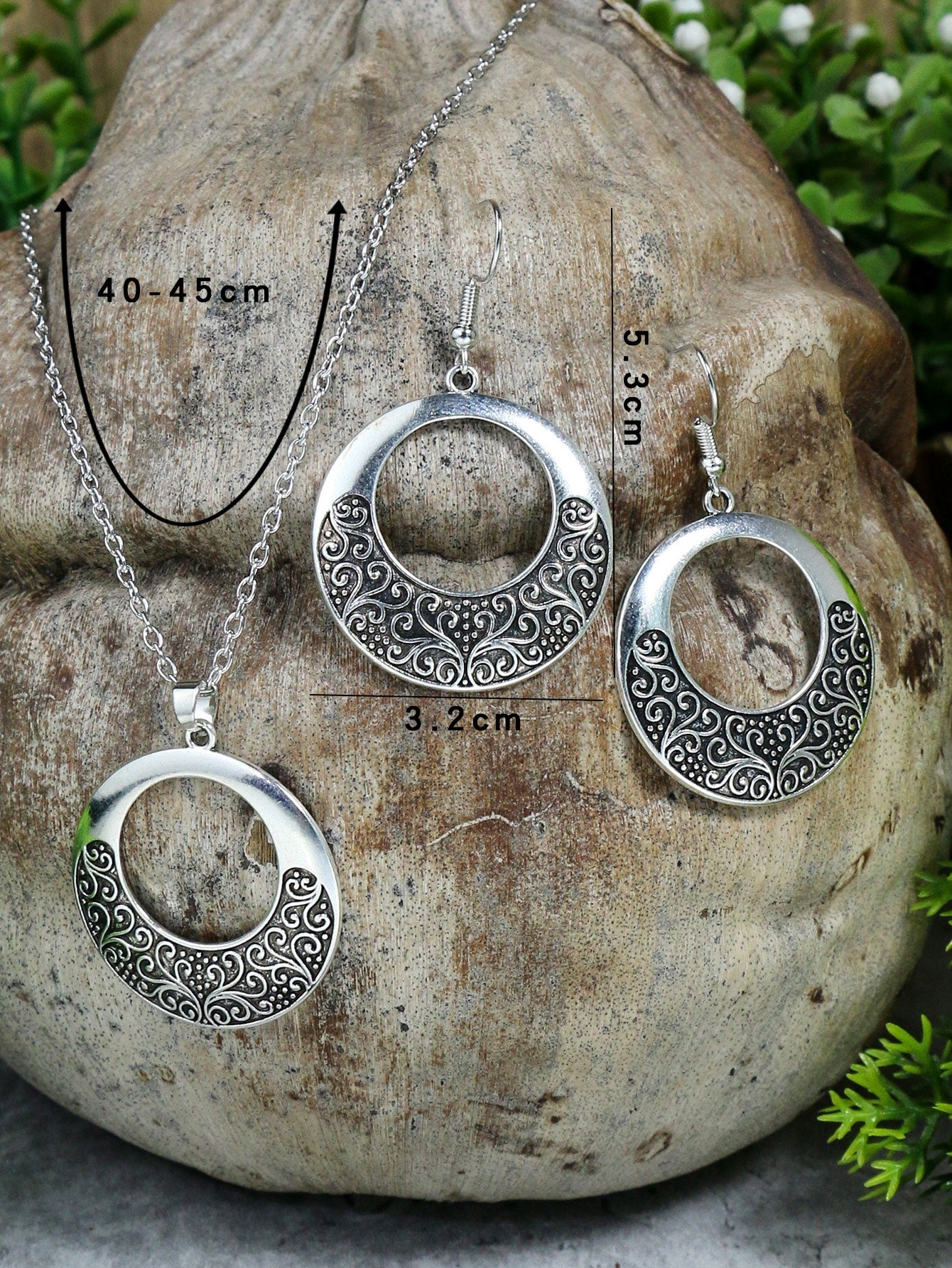 Hollow Out Round Charm Necklace & Drop Earrings