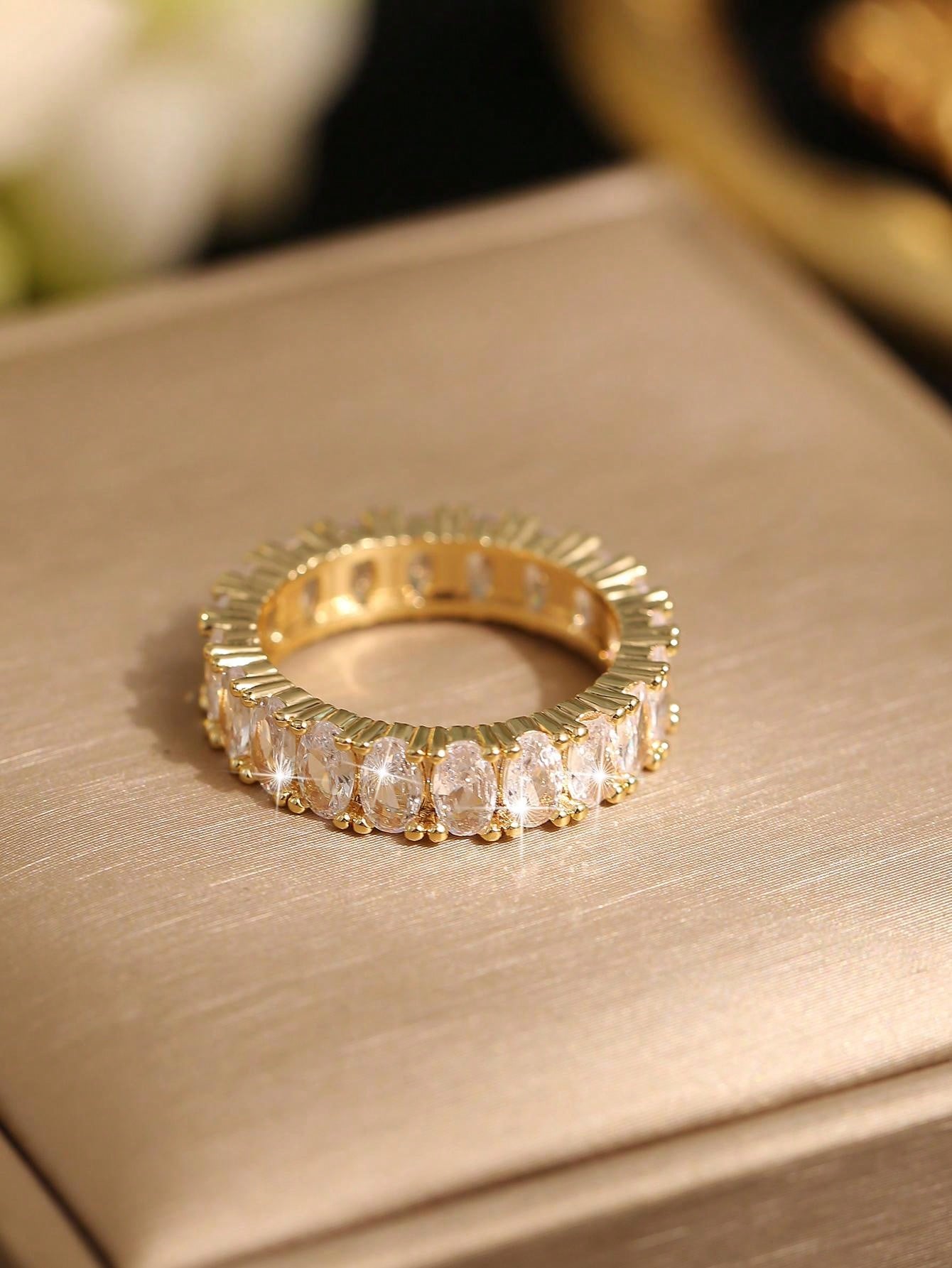 Radiant Elegance: 18K Gold Oval Cubic Zirconia Wedding Ring