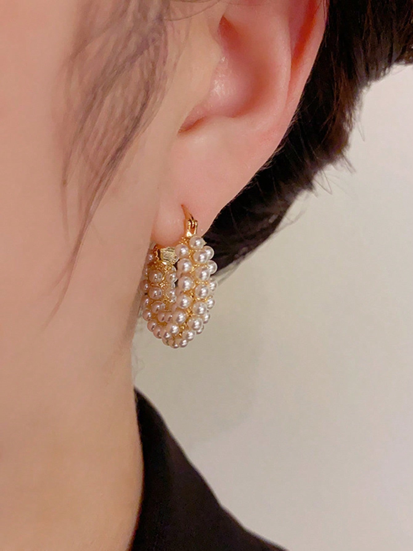 Sophisticated Pearl Design Ear Studs