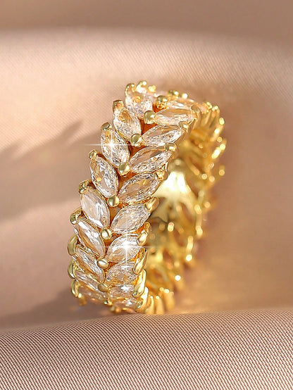 Radiant Elegance: 18K Gold Oval Cubic Zirconia Wedding Ring