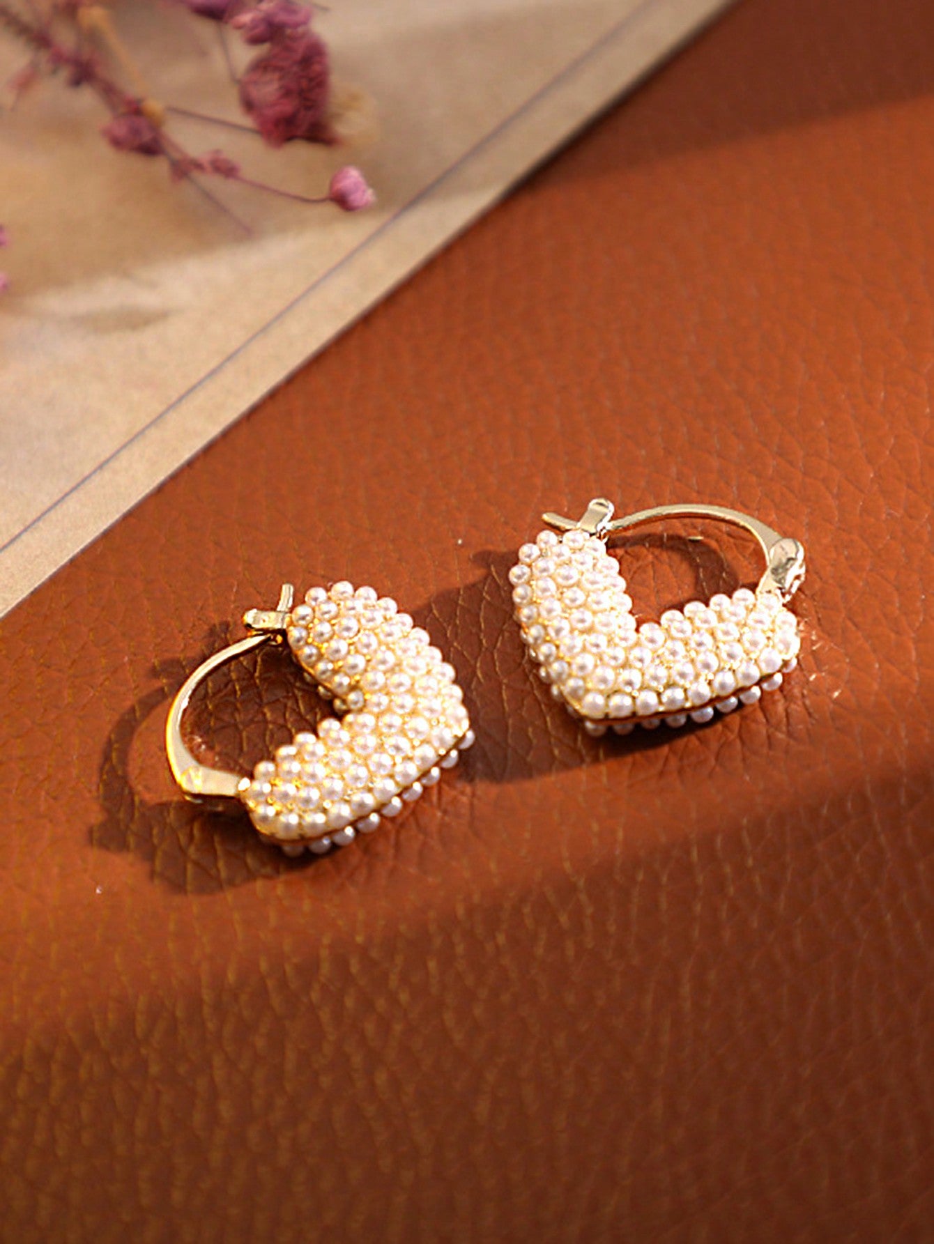 Sophisticated Pearl Design Ear Studs