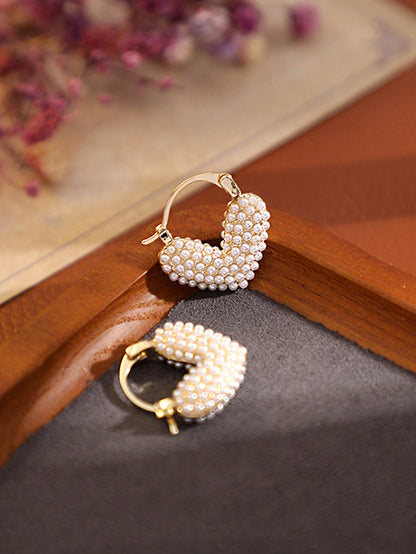 Sophisticated Pearl Design Ear Studs