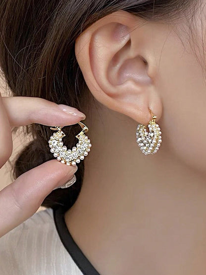 Sophisticated Pearl Design Ear Studs