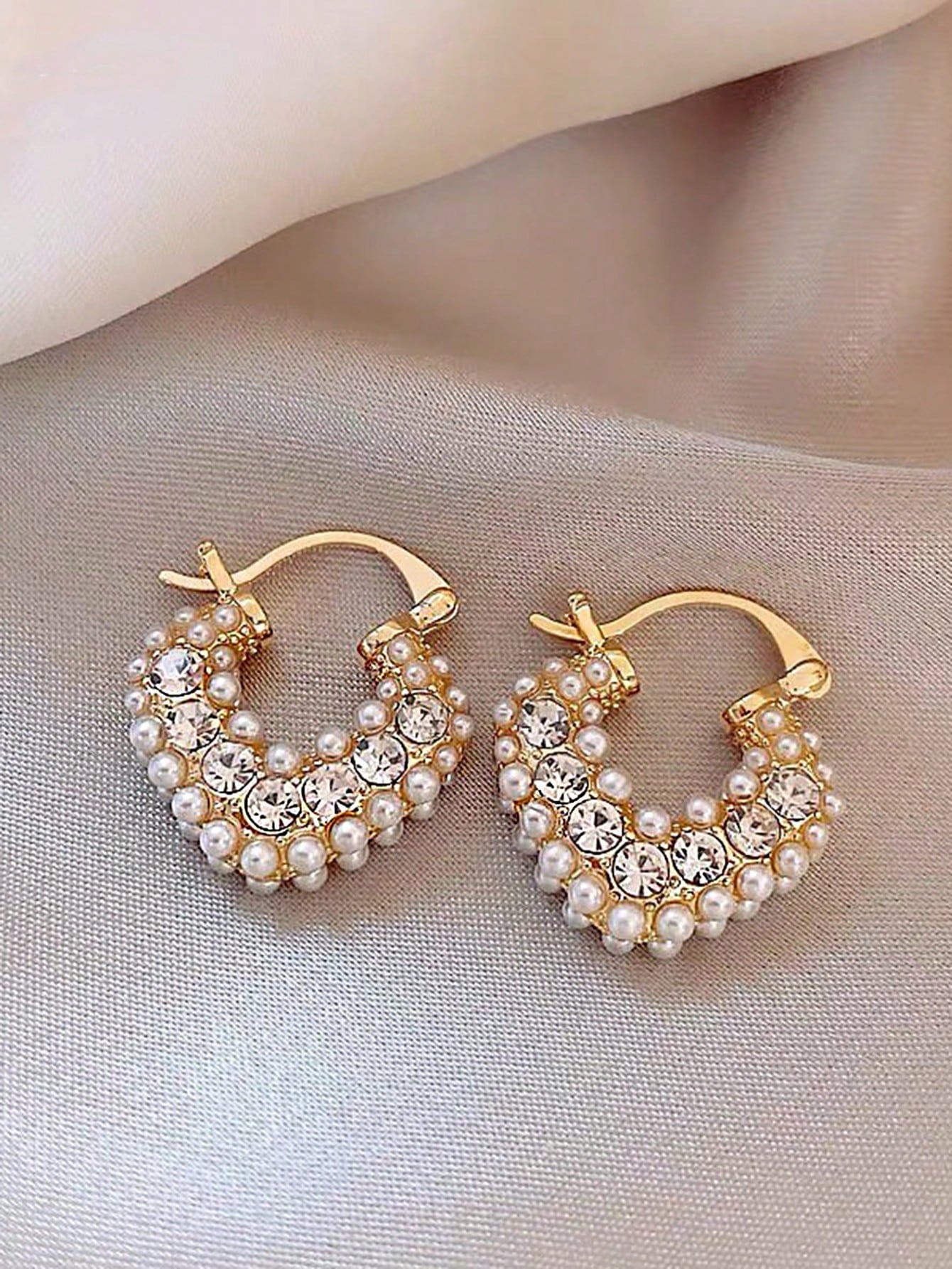 Sophisticated Pearl Design Ear Studs