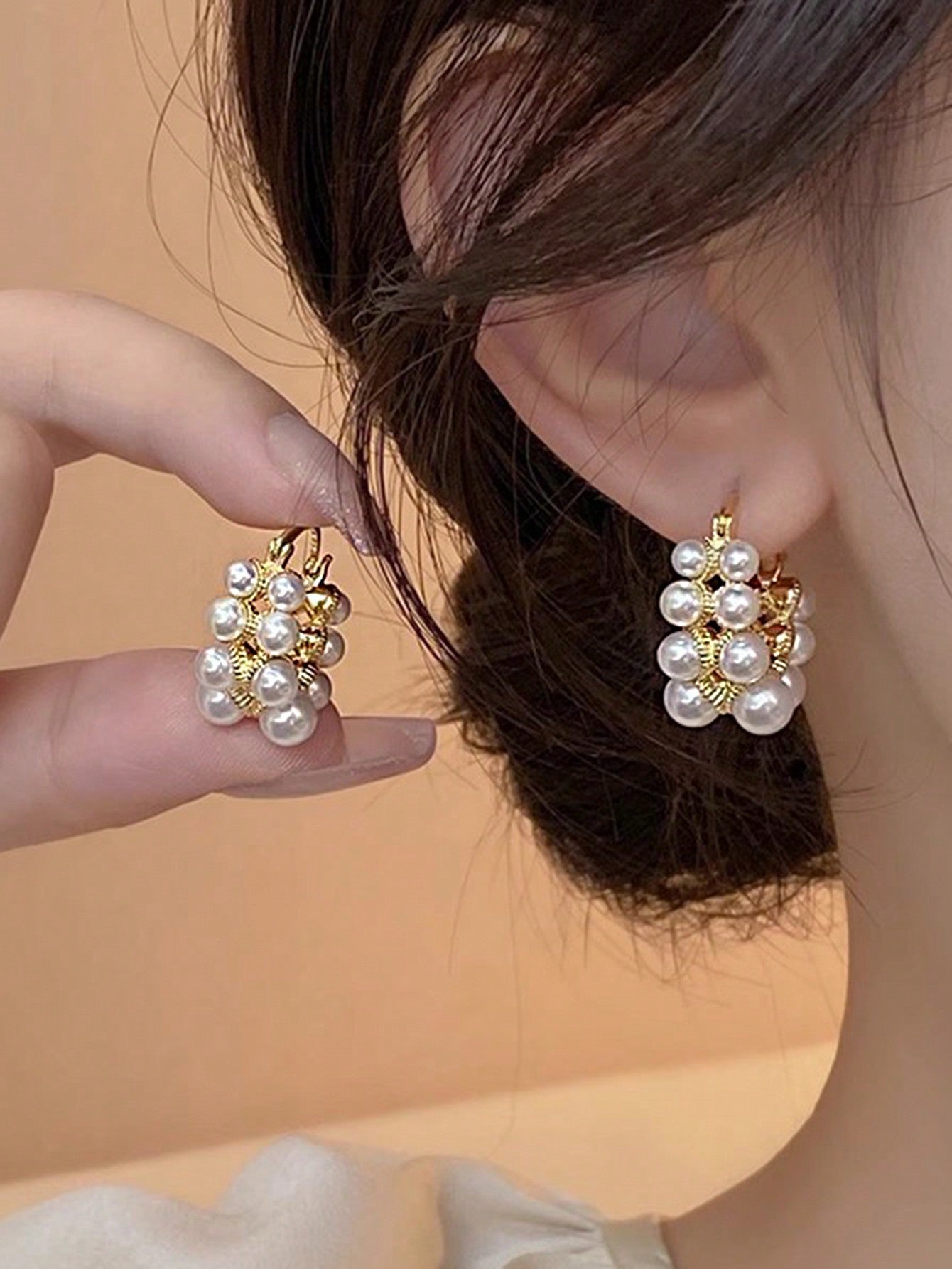 Sophisticated Pearl Design Ear Studs