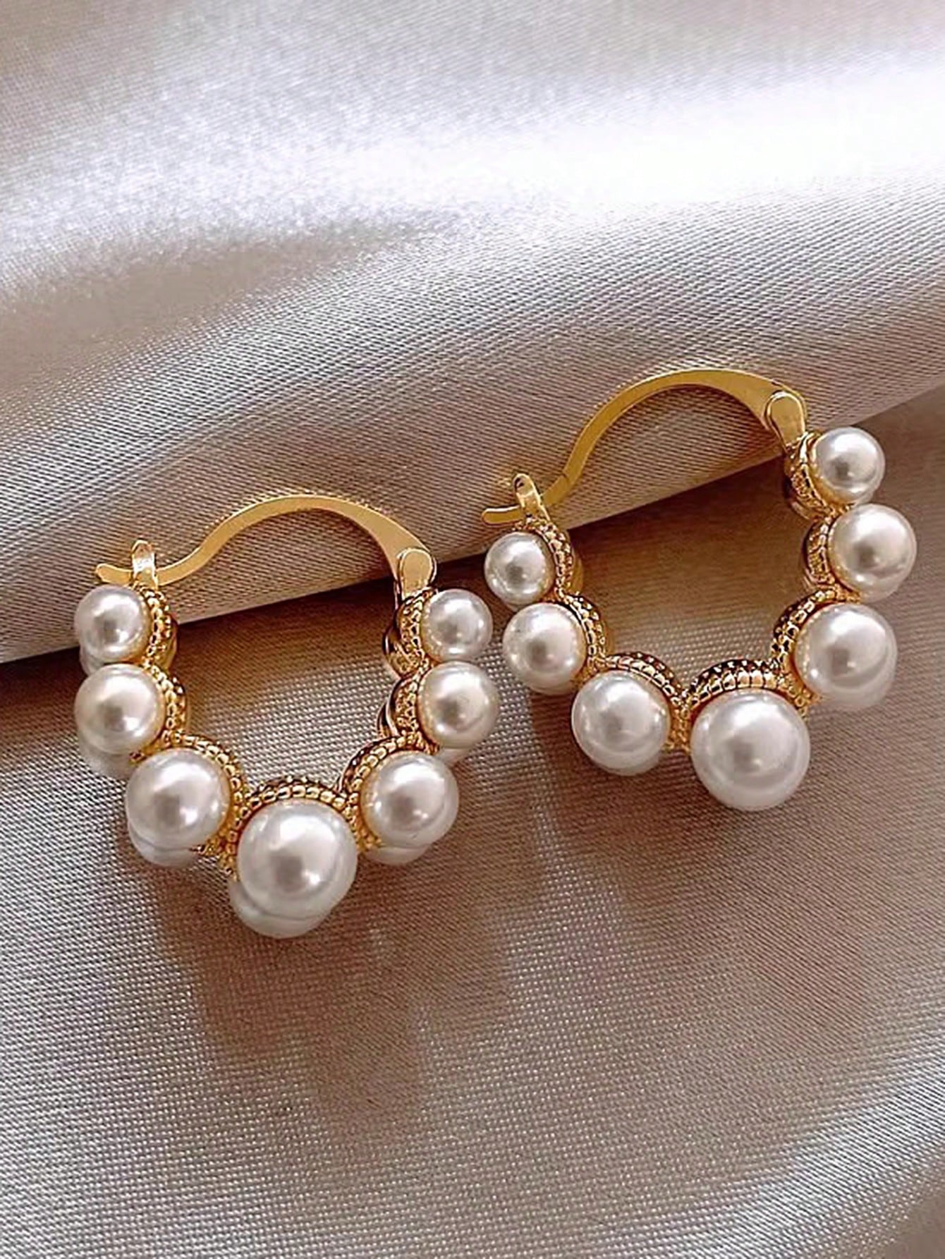 Sophisticated Pearl Design Ear Studs