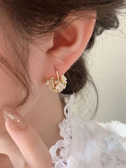 Sophisticated Pearl Design Ear Studs