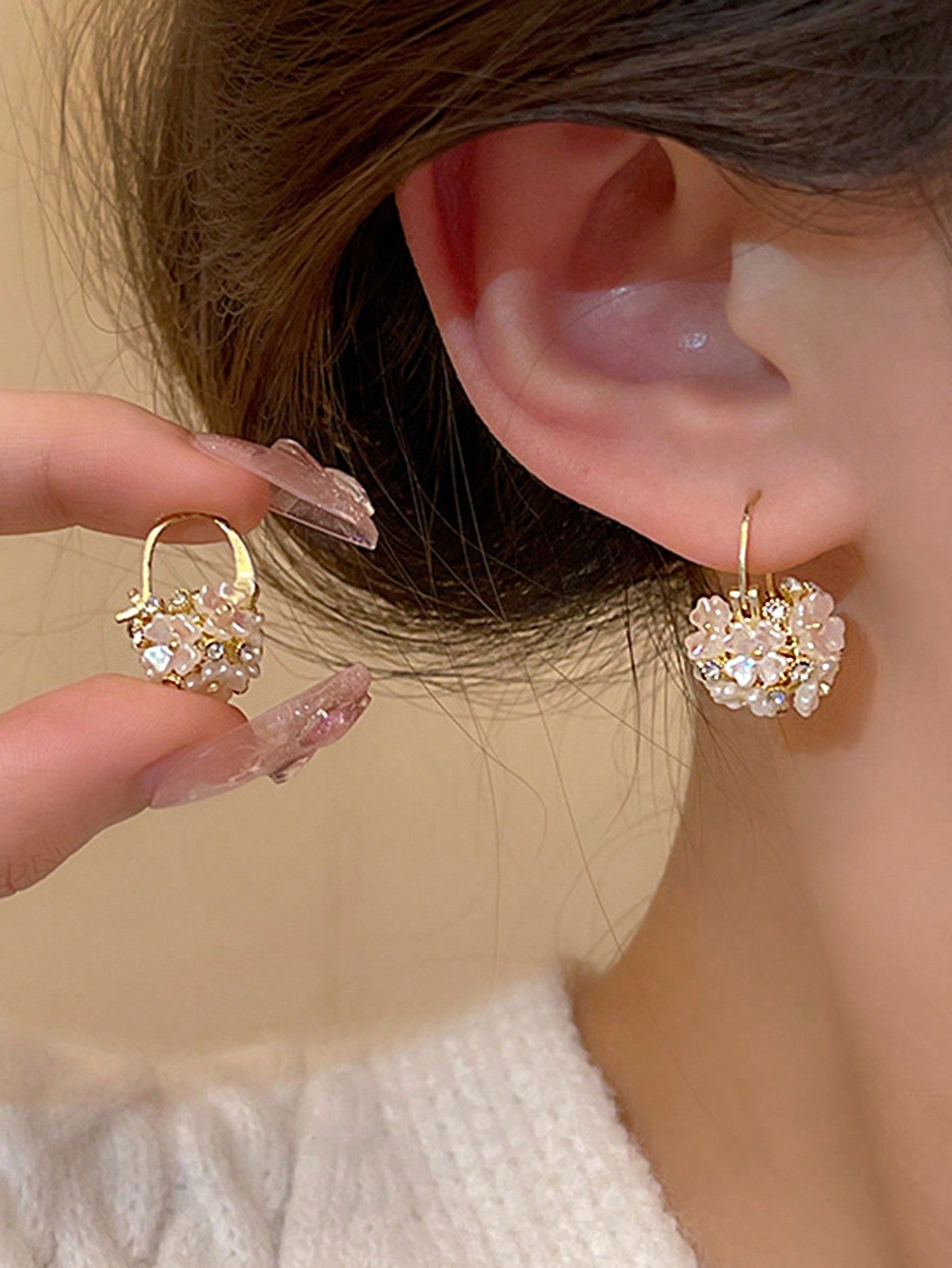 Sophisticated Pearl Design Ear Studs