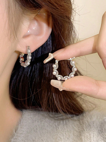 Sophisticated Pearl Design Ear Studs