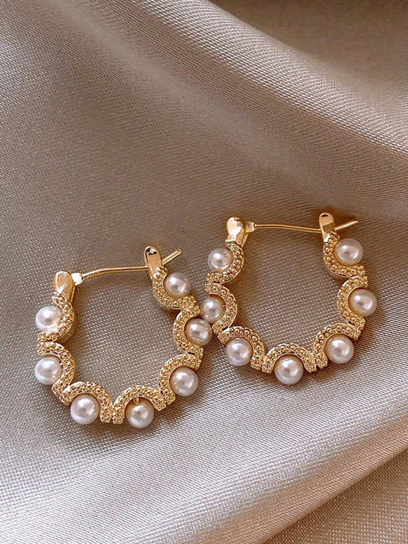 Sophisticated Pearl Design Ear Studs