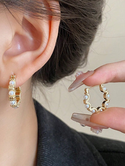 Sophisticated Pearl Design Ear Studs