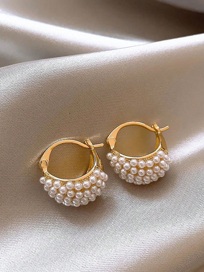 Sophisticated Pearl Design Ear Studs