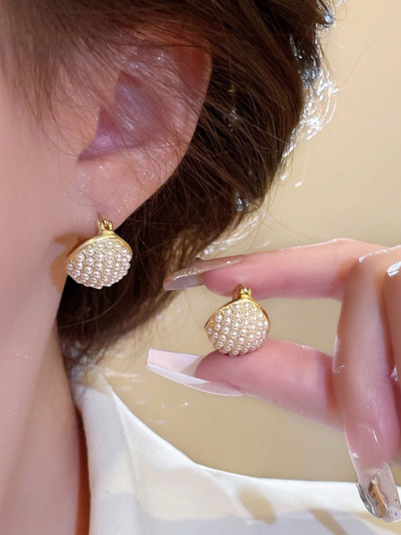 Sophisticated Pearl Design Ear Studs