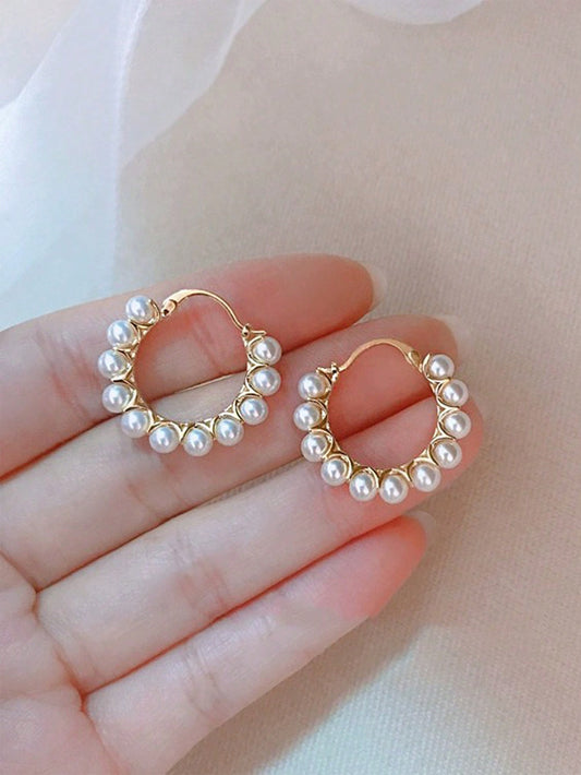 Sophisticated Pearl Design Ear Studs