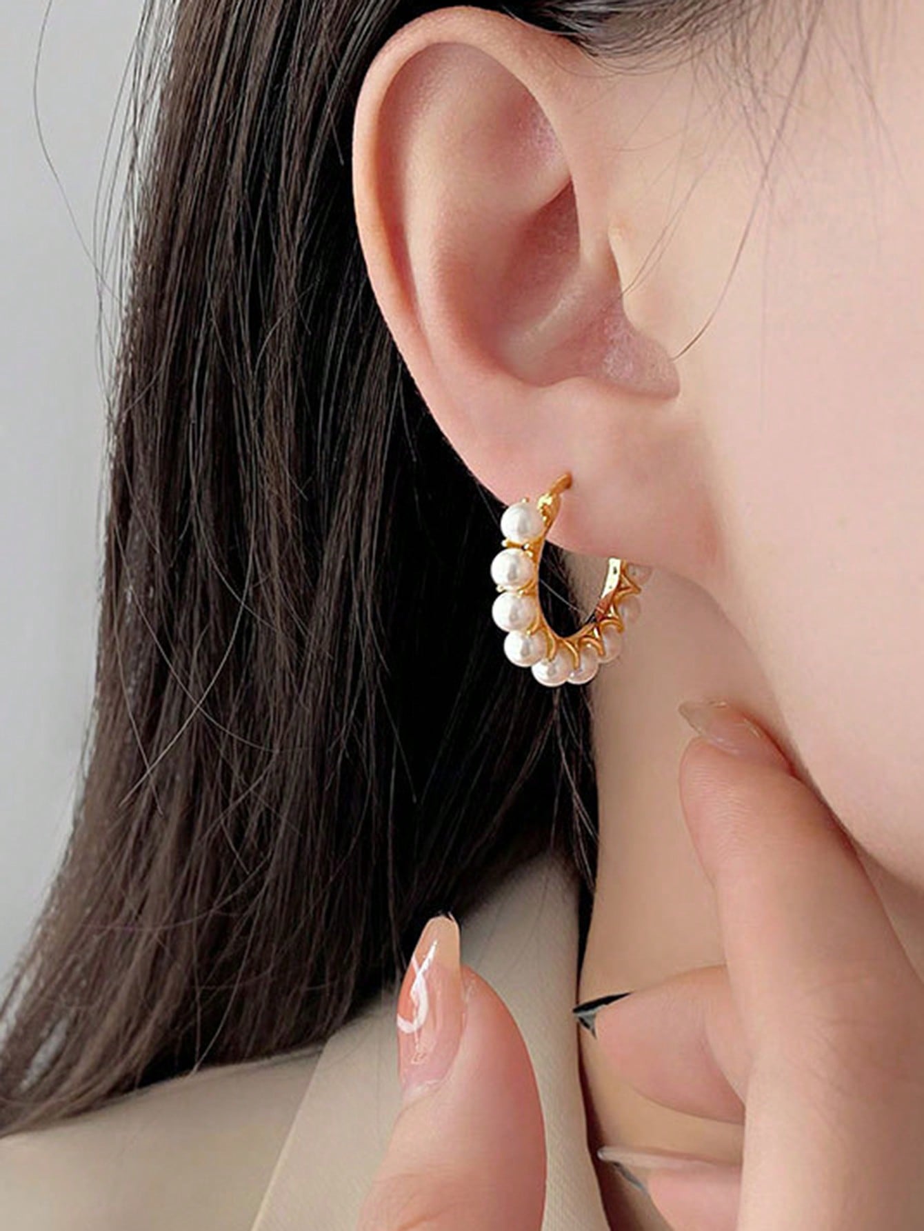 Sophisticated Pearl Design Ear Studs