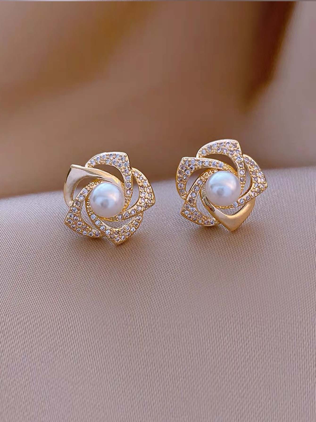 Faux Pearl Rhinestone Flower Decor Stud Earrings