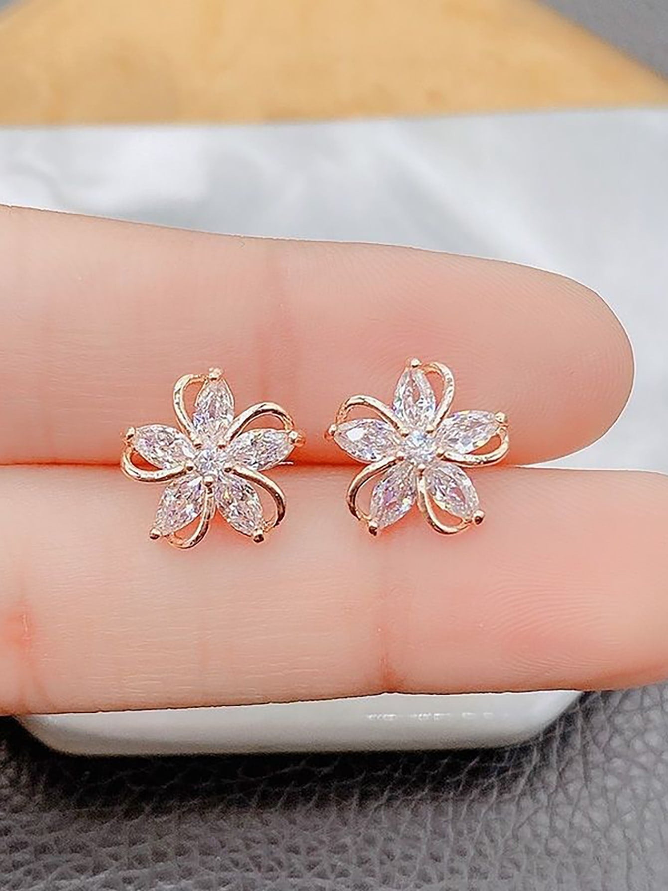 1pair Glamorous Copper Flower Design Cubic Zirconia Decor Stud Earrings