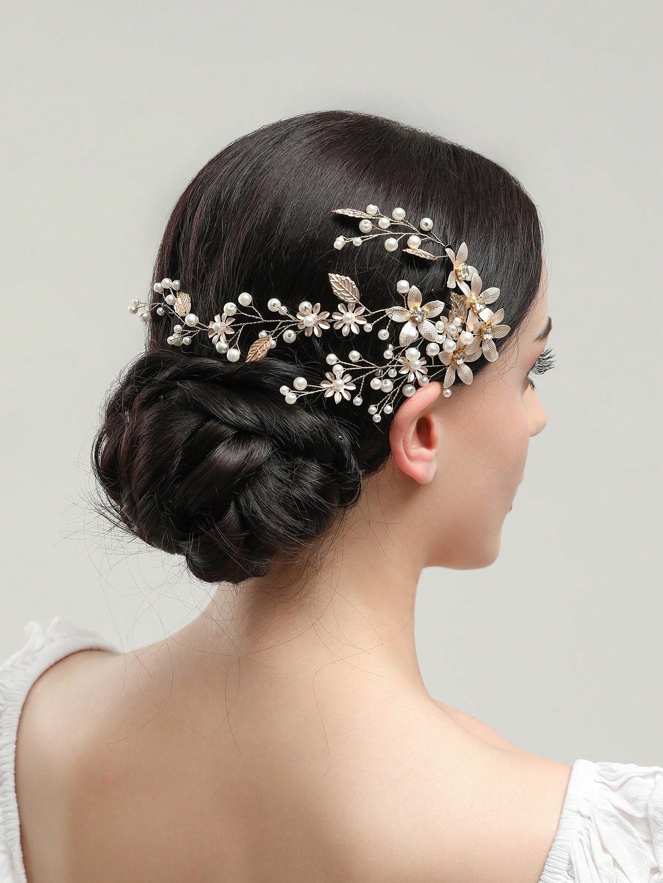 Blooms of Elegance: Flower Headband for Bride