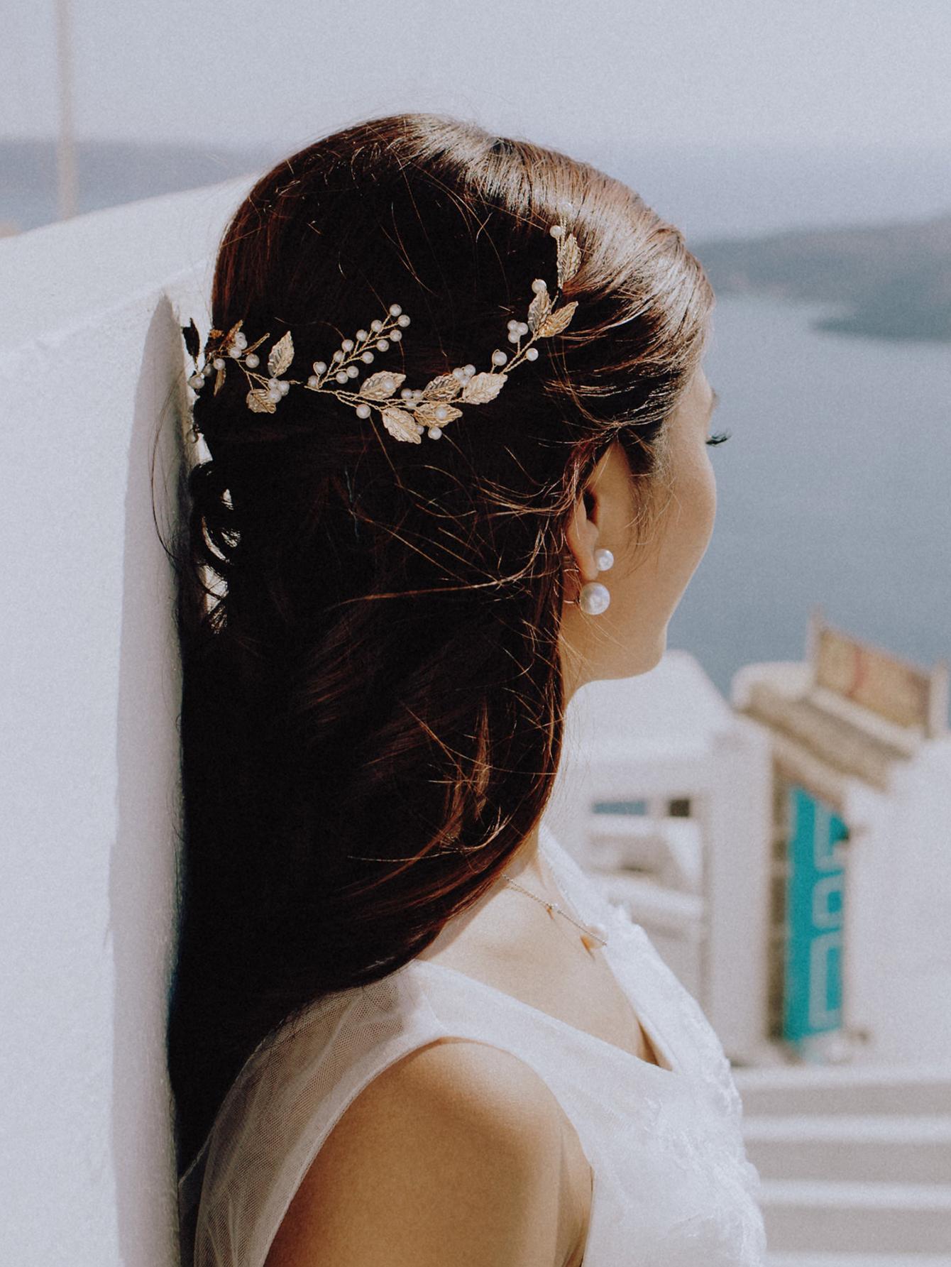 Blooms of Elegance: Flower Headband for Bride